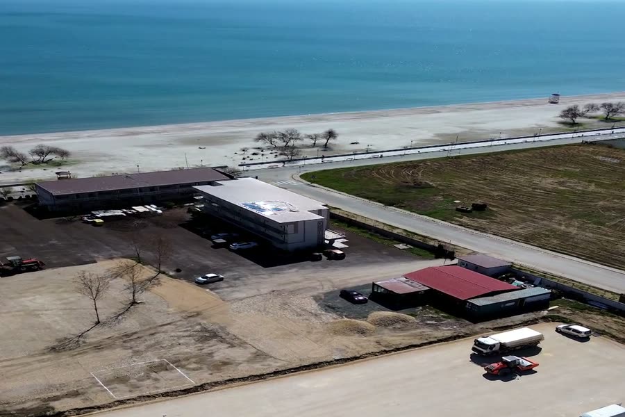 Terenul The Icon Mamaia Nord pregătit pentru construcție, cu plaja și Marea Neagră în fundal