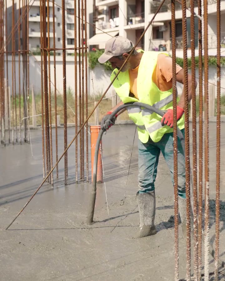 Betonul radierului distribuit printre barele verticale de armătură ale viitorilor stâlpi