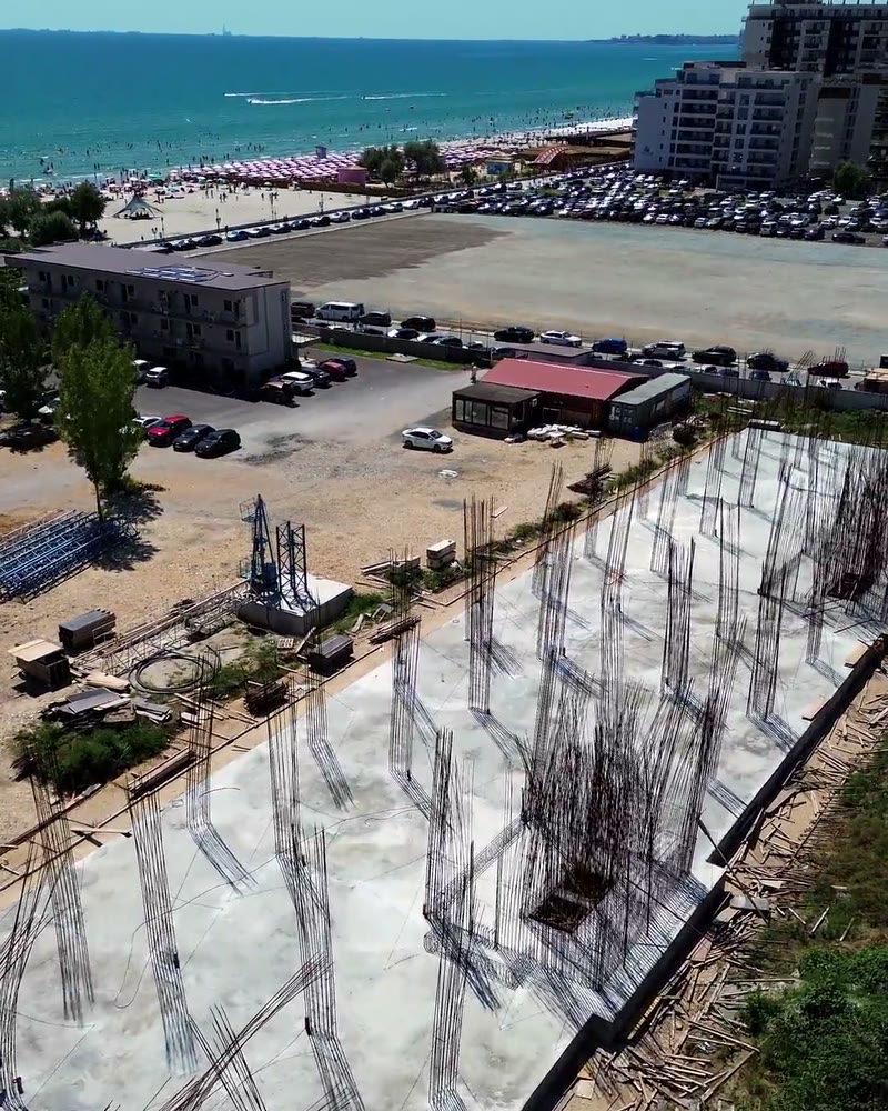 Radierul turnat al The Icon, cu armătura stâlpilor și plaja din Mamaia Nord în fundal