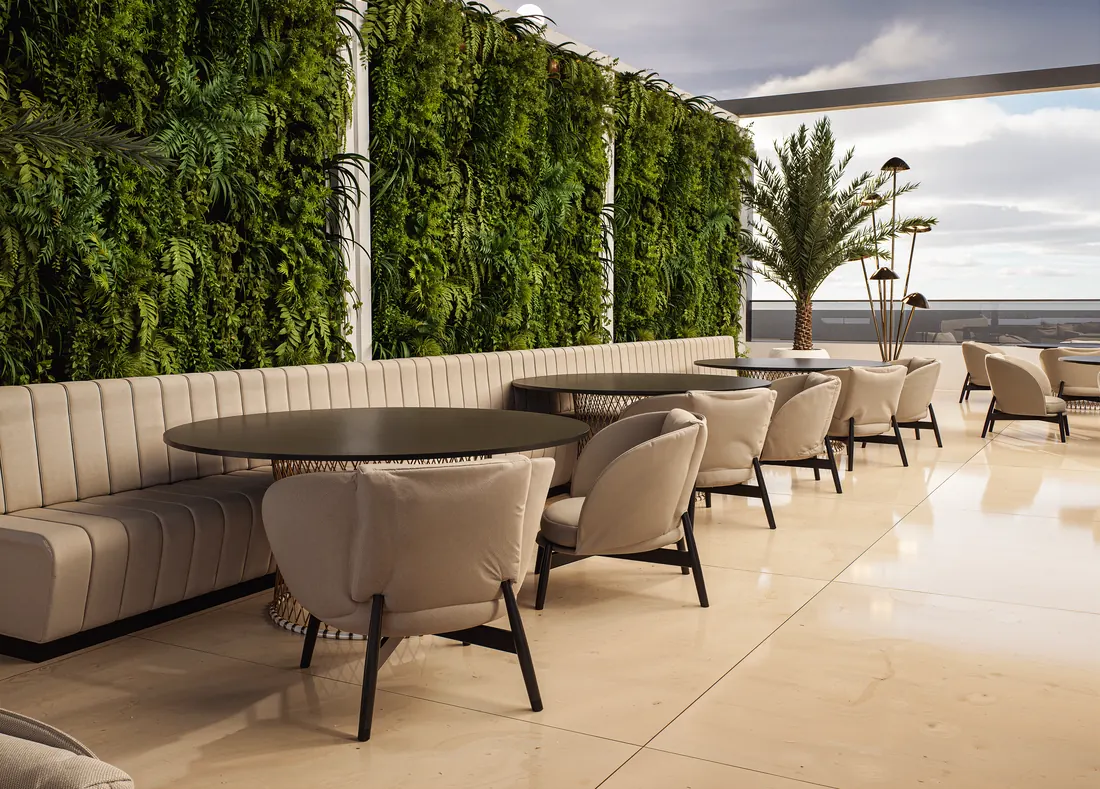 Rooftop lounge The Icon cu zona de dining, perete vegetal si vedere spre mare
