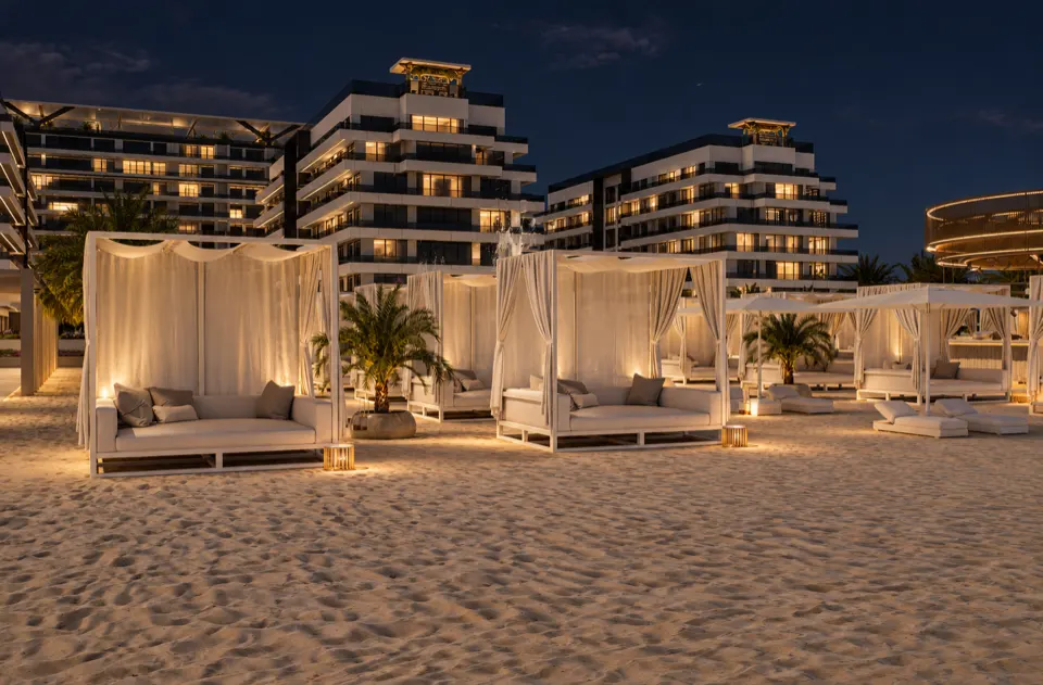 The Icon Mamaia Nord iluminat nocturn pe prima linie la mare, randare noapte perspectiva 23